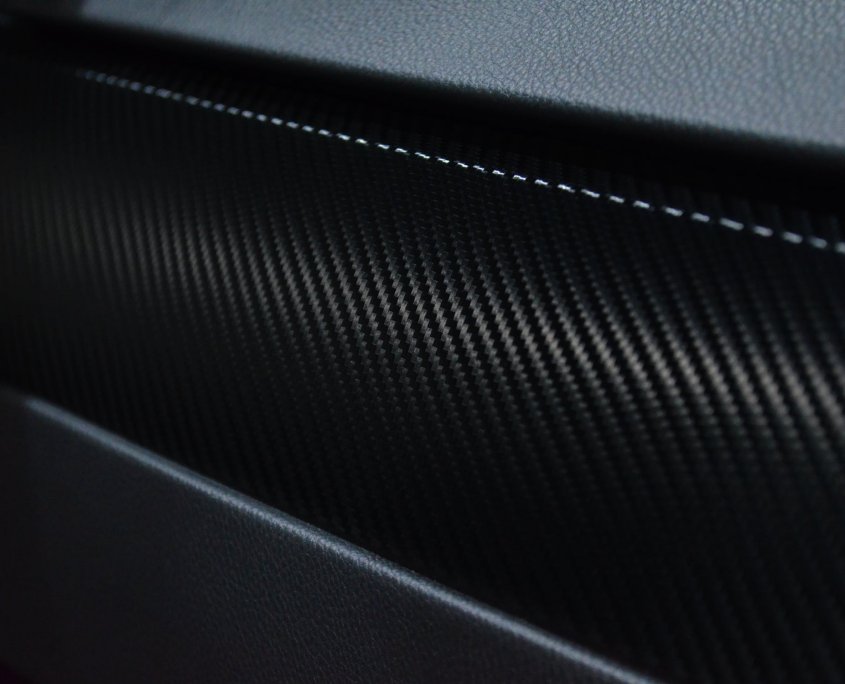 carbon fiber 845x684 - Precisão de corte industrial: Encontre sua máquina de corte digital perfeita